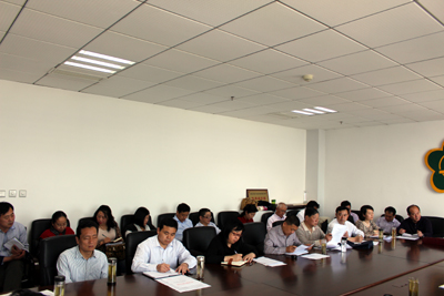 图为大家在仔细听课