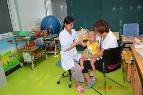 ͼΪ��̱��ͯ��������ʦκ�����ڰ�����̱��ͯ������ҵѵ��