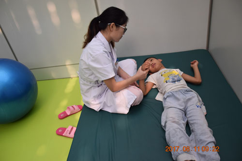 ͼΪ��̱��ͯ��������ʦ�����ڰ�����̱��ͯ����ptѵ��2