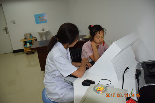 ͼΪ��̱��ͯ����ѵ��ʦ������˵��ѵ����