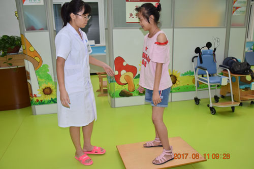 ͼΪ��̱��ͯ��������ʦҶ÷���ڰ�����̱��ͯ����ptѵ��1