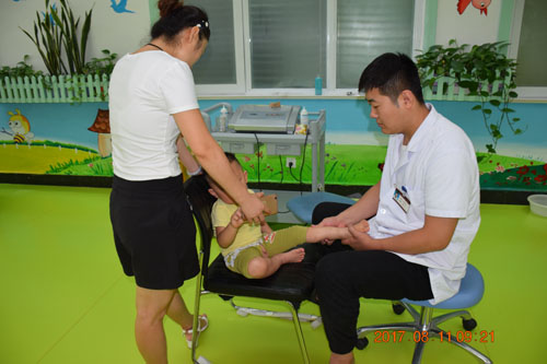 ͼΪ��̱��ͯ��������ʦ�����ڰ���̱��ͯ����